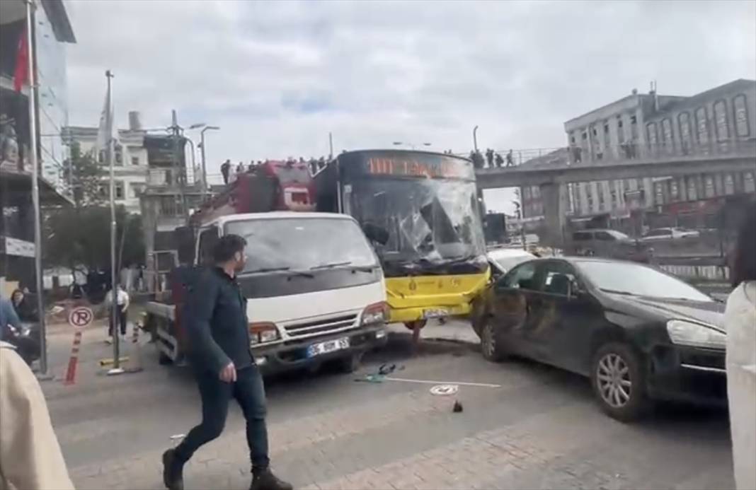 Motosikletliyle kavga eden otobüsün şoförü durağa daldı! 1 kişi öldü 4 kişi yaralı 3